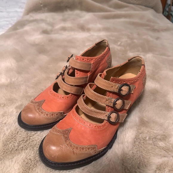 Fluevog East end kitcheners in peach. Size 8 - Picture 2 of 7
